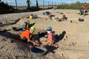 Los participantes del curso, ayer en su primera excavación en el yacimiento romano de Iesso. 