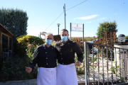 José Ángel Rodríguez, a la izquierda, junto a su hijo Héctor, ayer en el restaurante. 