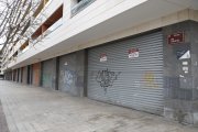 Una manzana entera de locales vacíos en la calle de Vilaller, en el barrio de Cappont. 