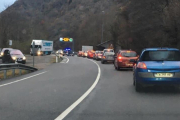 Cues de conductors francesos ahir a Eth Portilhon que no van poder passar a la Val d’Aran.