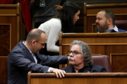 Carles Campuzano conversa con Joan Tardà ayer en el Congreso de los Diputados.