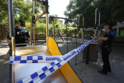 Agentes de la Urbana precintando parques infantiles en Lleida. 