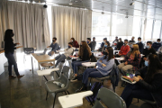 Alumnes de la facultat d’Educació, durant una classe presencial ahir al matí.