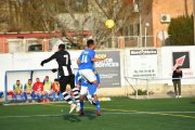 Andrés, del Benavent, y El Khamri, del Alcarràs B, pugnan por un balón aéreo.