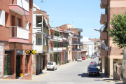 Una calle de La Granja d’Escarp, ayer totalmente vacía durante la mañana.