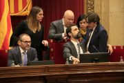 El president del Parlament, Roger Torrent, conversant ahir amb altres membres de la Mesa.