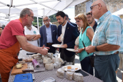 El conseller de Territori, Damià Calvet (al centre), ahir en una de les parades de la fira de Carcolze.