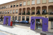 Vista de las pintadas que aparecieron ayer en la fachada del instituto Màrius Torres. 