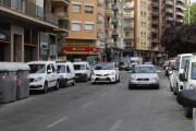 Imagen de la calle Lluís Companys con dos turismos circulando en un único sentido.