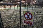 La piscina propietat de l’ajuntament a la urbanització d’Estanys de Pallars, amb tanques.