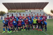 Els equips d’Ivars i Tàrrega posen abans de l’inici del partit de pretemporada.