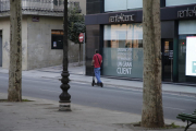 Imagen de archivo de un patinete circulando por la calzada.