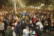 Los radicales hicieron barricadas con contenedores para protegerse de las cargas policiales.