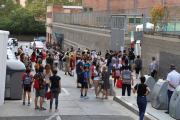 Imatge de grups de pares esperant davant les portes de dos col·legis de Lleida aquesta setmana. Ara, els centres no els permeten entrar als patis.