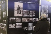 Moment de la inauguració ahir a la Biblioteca.