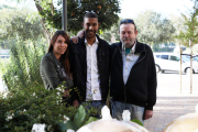 Tateh Lehbib, en el centro, junto a Ares y Miquel, de su familia de acogida de Rosselló. 