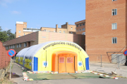 La carpa que el SEM instaló junto al Arnau de Vilanova