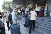 Los primeros turistas alemanes a su llegada ayer a un hotel de Palma de Mallorca.