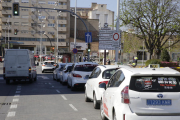 La actual parada de taxis y, al fondo, el parking de zona azul.