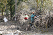 Operaris de la CHE treballant al curs del riu Gorg a l’Albi.