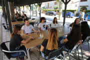 El Eix Comercial de Lleida, donde ayer abrieron la mayoría de tiendas, estuvo concurrido.