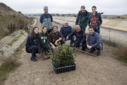 Algunos de los voluntarios que participaron ayer en la plantada de encinas en Tàrrega. 