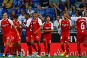 Els jugadors del Sevilla celebren la victòria, aconseguida ahir al camp de l’Espanyol.