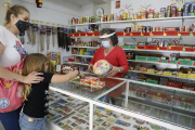 Clientes ahir a la botiga Pirotecnia Ramonina, al barri de la Bordeta de Lleida.