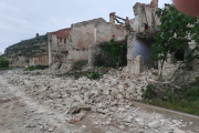 L’ensorrament de l’habitatge va envair totalment la carretera local que va a Mequinensa.