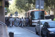 Gran despliegue policial ayer en el desalojo de un inmueble ocupado en el número 6 de Rambla Ferran. 