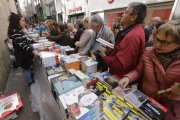 Una concurrida parada de libros en el Eix Comercial de Lleida en Sant Jordi del año pasado.