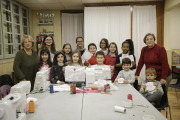 Foto de familia de los niños y las profesoras del taller, que se lleva a cabo en el local social del barrio. 