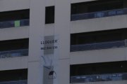 Un edificio de la capital con varias viviendas en alquiler, ayer. 