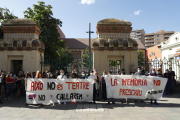 Desenes de joves ahir a la plaça Esteve Cuito, davant del complex de l’Escorxador on hi ha l’Aula.