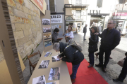 Vecinos participando en la encuesta en el Pati de les Comèdies.