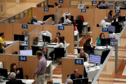 Trabajadores de Hacienda atienden a ciudadanos en una de las sedes del fisco del Estado.