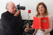 La autora de ‘Sant Jordi. Llibres i roses’, la leridana Carme Polo, junto al autor de las fotos, Ricard Lobo.