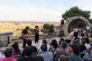 La cantant Paula Valls encisa el públic en el primer concert de “Terrats en Cultura” a Tàrrega