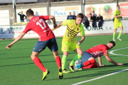 Joan y Marcel intentan cortar un avance de un jugador del Igualada durante el partido de ayer en el Municipal.