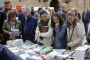 Una parada de libros en la plaza Paeria de Lleida en la diada de Sant Jordi del año pasado.