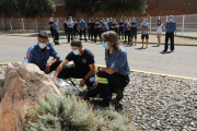 Homenatge ahir al parc de Bombers de Lleida al monòlit de record a les víctimes.