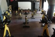 Sala de spinning de l’Ekke, amb molt més espai entre les bicicletes.