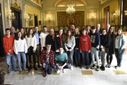 Fotografia de grup dels guanyadors i finalistes del concurs Josep Pernau, ahir a la Paeria.