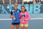 Elena Noguero (e), del CN Lleida, va guanyar la Copa Catalunya cadet.