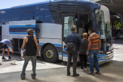 Pasajeros subiendo ayer en Tàrrega a un autocar hacia Barcelona.