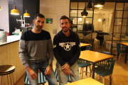 Andreu (izq.) y su jefe de compras, Jordi Sanuy, ayer en su bar. 