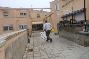 Una persona entrando ayer en la residencia geriátrica de Àger, uno de los principales focos de coronavirus en Lleida.