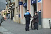 Un agente de la Guardia Urbana de La Seu d’Urgell advirtiendo a una vecina. 