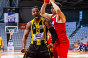 Wendell Davis celebra una cistella durant el partit de diumenge contra el Sant Adrià.