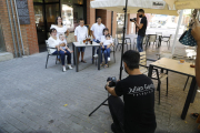 Usuarios de Down Lleida posaron ayer para el calendario de la entidad en el bar Can Rafa de Pardinyes, en una de las primeras sesiones. 